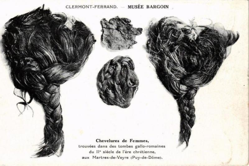 Carte postale ancienne Clermont-Ferrand Musée Bargoin - Chevelures de Femmes trouvées à Clermont-Ferrand