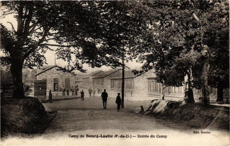 Carte postale ancienne Bourg-Lastic - Entrée du Camp à Bourg-Lastic