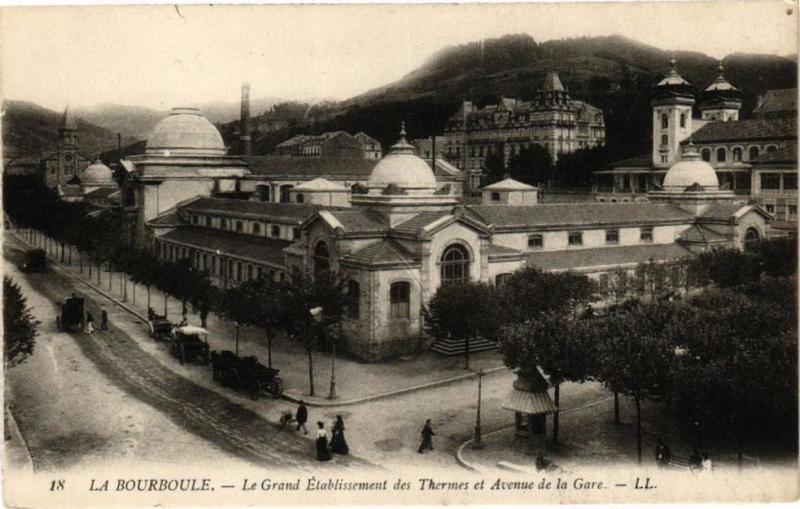 Carte postale ancienne La Bourboule-Le Grand Etabl. des THERMes et Avenue de la Gare à La Bourboule