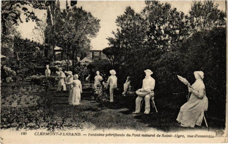 Carte postale ancienne Clermont-Ferrand - Fontaine petrifiante du Pont naturel de Saint-.. à Clermont-Ferrand