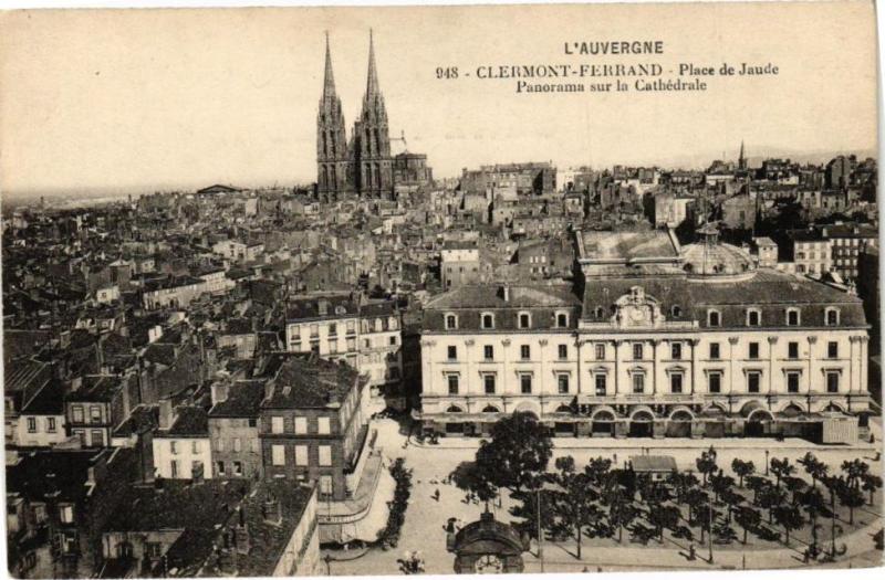 Carte postale ancienne Clermont-Ferrand - Place de Jaude - Panorama sur la Cathedrale à Clermont-Ferrand