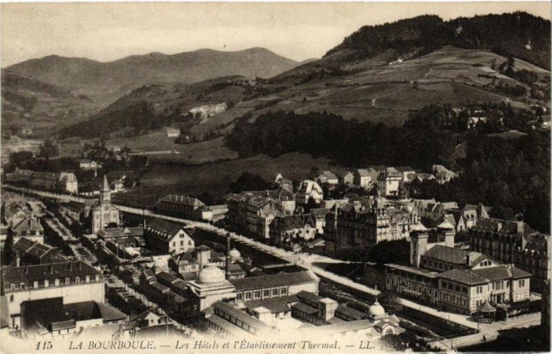 Carte postale ancienne La Bourboule-Les Hotels et l'Etabl. THERMal à La Bourboule