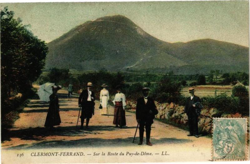 Carte postale ancienne Clermont-Ferrand-sur-le Route du Puy-de-Dome à Clermont-Ferrand