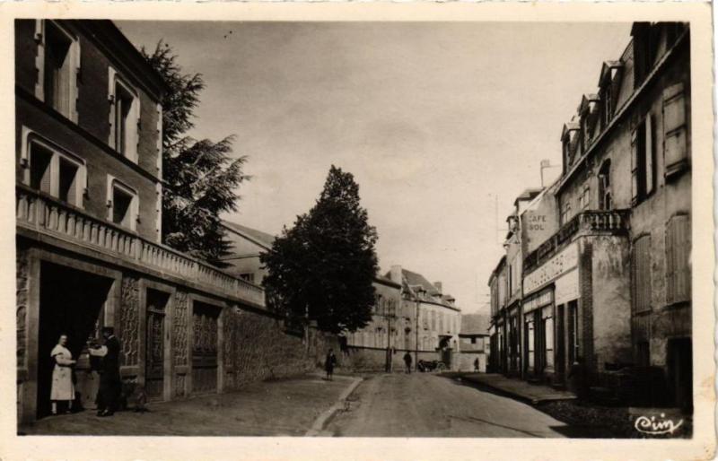 Carte postale ancienne Montaigut-en-Combraille (P.-de-D.) - Grande Rue à Montaigut
