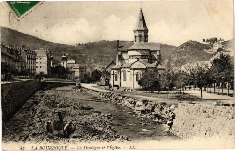 Carte postale ancienne La Bourboule - La Dorlogne et l'Eglise à La Bourboule