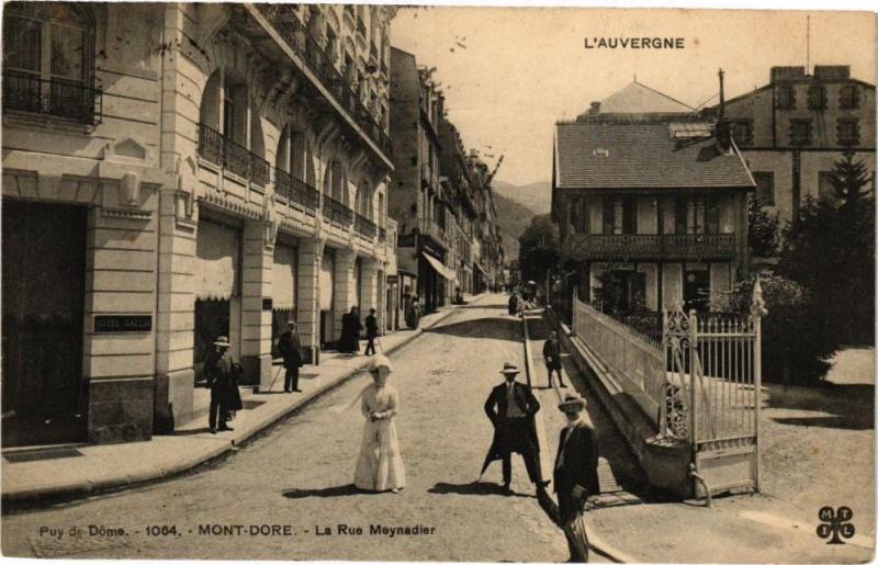 Carte postale ancienne L'Auvergne - Mont-Dore - La Rue Maynadier à Mont-Dore