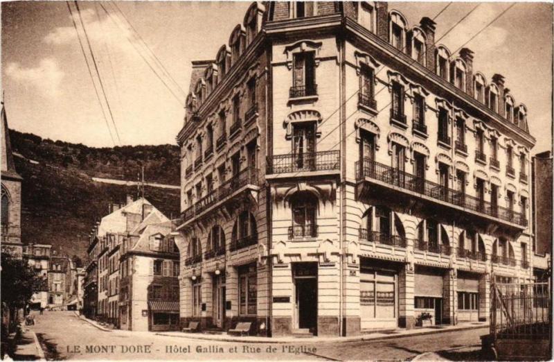 Carte postale ancienne Le Mont-Dore - Hotel Gallia et Rue de l'Eglise à Mont-Dore