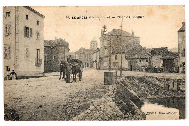 Carte postale ancienne Lempdes - Place du bosquet