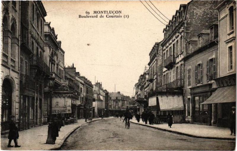 Carte postale ancienne Montlucon - Boulevard de Courtais à Montluçon