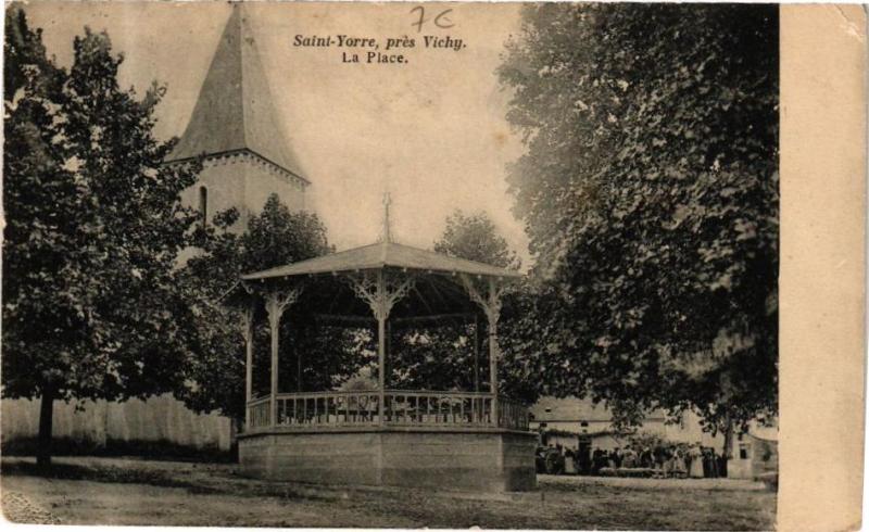 Carte postale ancienne Saint-Yorre prés Vichy La Place à Saint-Yorre