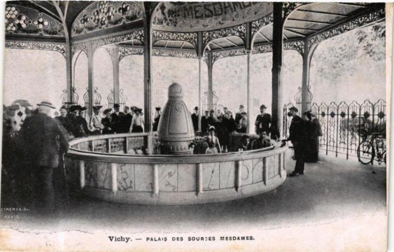 Carte postale ancienne Vichy Palais des Sources Mesdames à Vichy