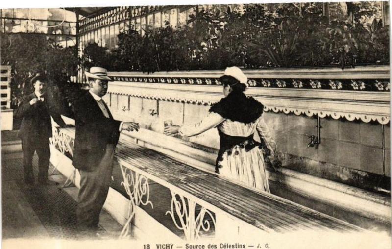 Carte postale ancienne Vichy Source des Célestins à Vichy