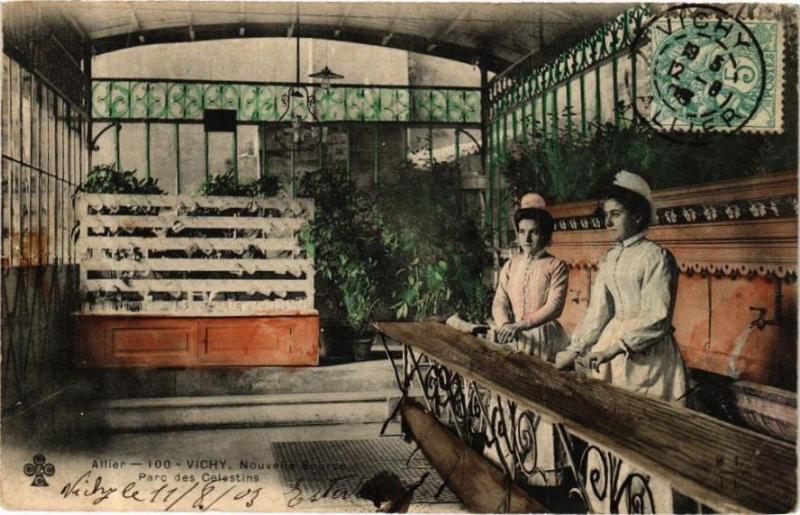 Carte postale ancienne Vichy Nouvelle Source-Parc des Célestins à Vichy