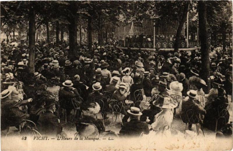 Carte postale ancienne Vichy L'Heure de la Musique à Vichy