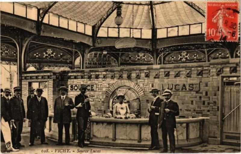 Carte postale ancienne Vichy Source Lucas à Vichy