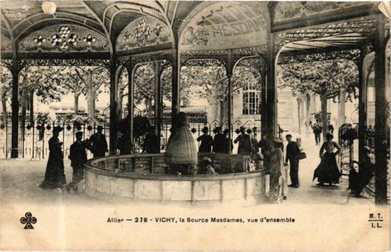 Carte postale ancienne Vichy La Source Mesdames vue d'ensemble à Vichy