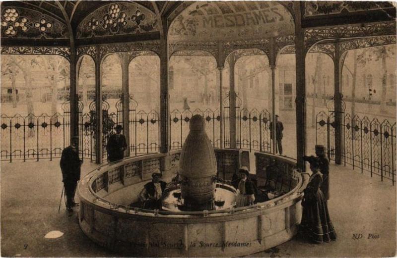 Carte postale ancienne Vichy Palais des Sources Mesdames à Vichy