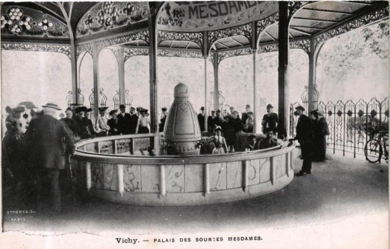 Carte postale ancienne Vichy Palais des Sources Mesdames à Vichy