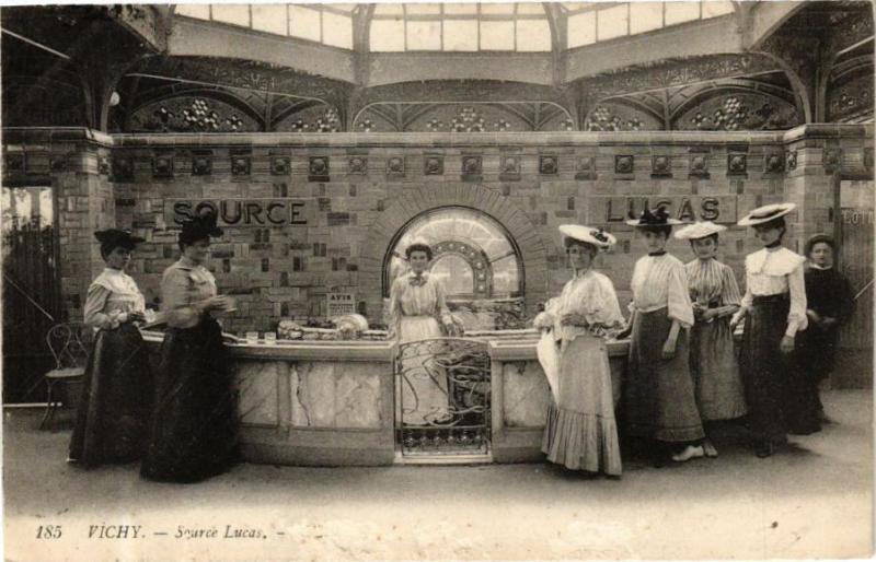Carte postale ancienne Vichy Source Lucas à Vichy