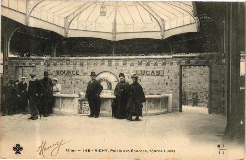 Carte postale ancienne Vichy Palais des Sources Source Lucas à Vichy