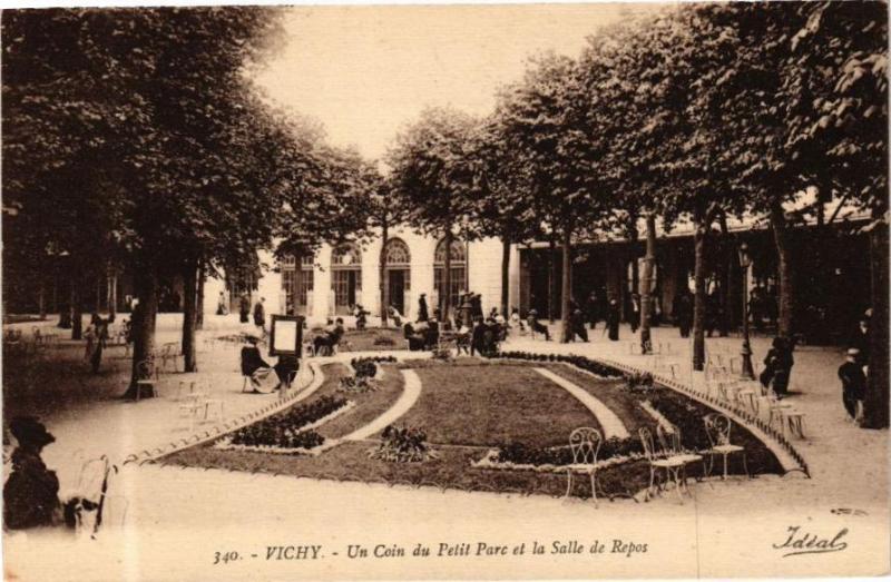 Carte postale ancienne Vichy Un coin du Petit Parc et la Salle de Repos à Vichy