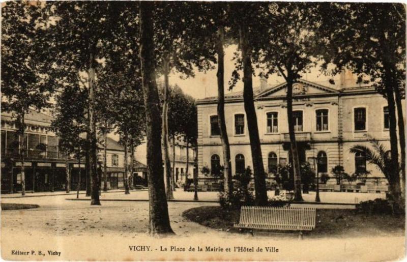 Carte postale ancienne Vichy La Place de la Mairie et l'Hotel de Ville à Vichy
