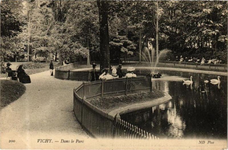Carte postale ancienne Vichy Dans le Parc à Vichy
