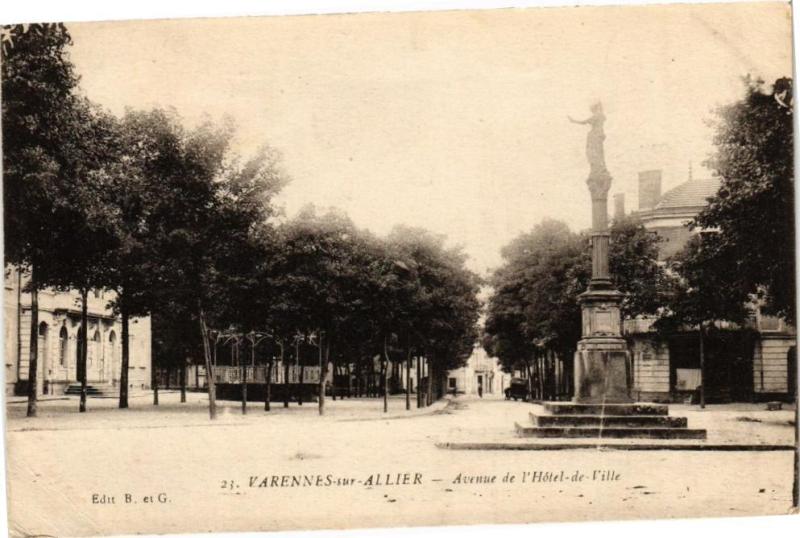 Carte postale ancienne Varennes-sur-Allier - Avenue de l'Hotel de Ville à Varennes-sur-Allier