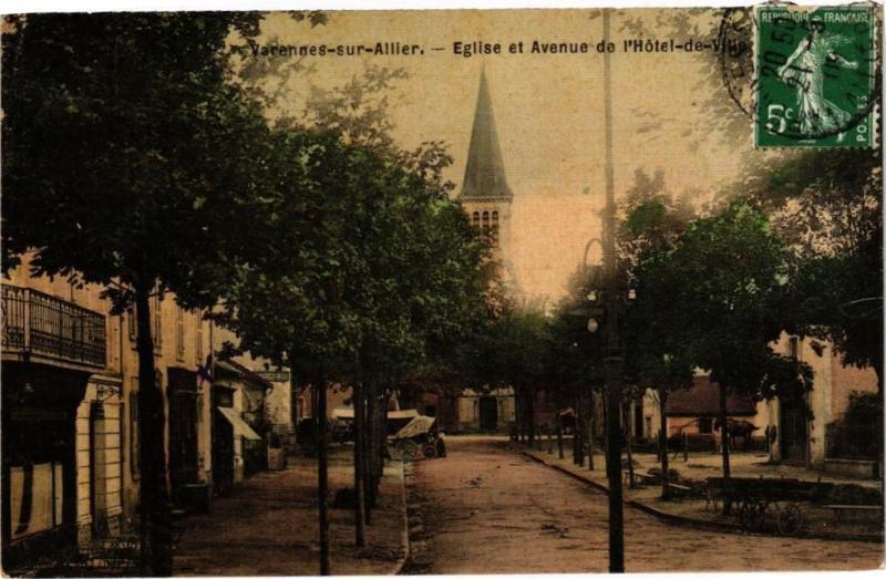 Carte postale ancienne Varennes-sur-Allier - Eglise et Avenue de l'Hotel de Ville à Varennes-sur-Allier