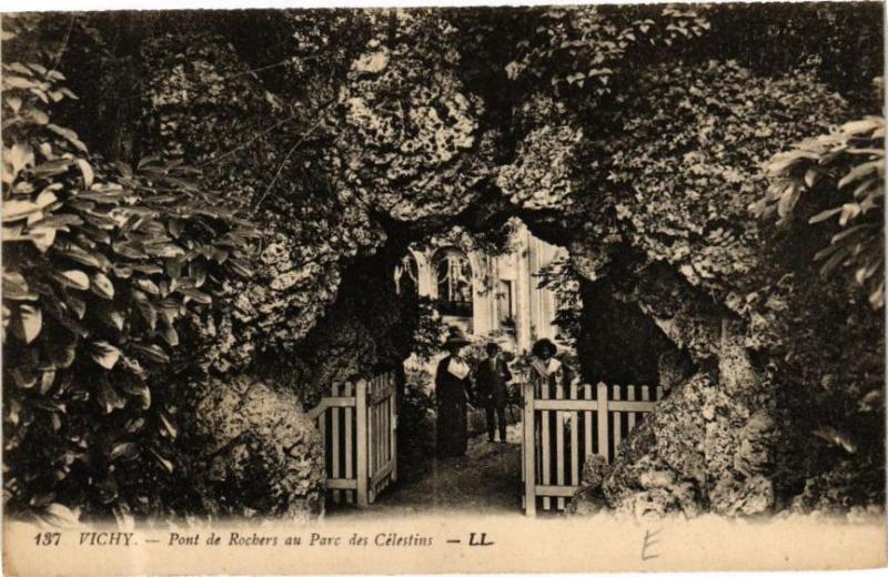 Carte postale ancienne Vichy - Pont de Roches au Parc des Célestins à Vichy