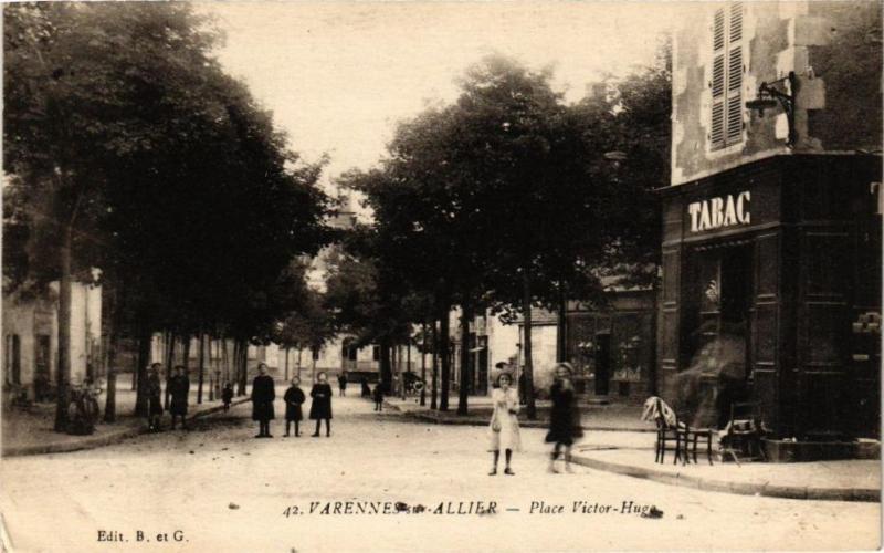 Carte postale ancienne Varennes-sur-Allier - Place Victor-Hugo à Varennes-sur-Allier