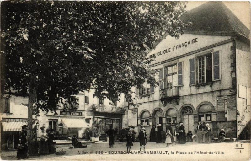 Carte postale ancienne Bourbon-l'Archambault - La Place de l'Hotel de Ville à Bourbon-l'Archambault