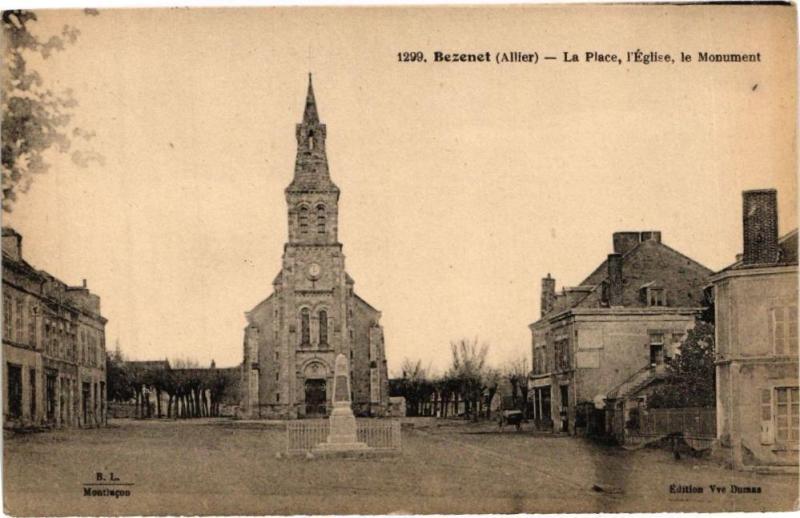 Carte postale ancienne Bezenet - La Place l'Eglise le Monument à Bézenet