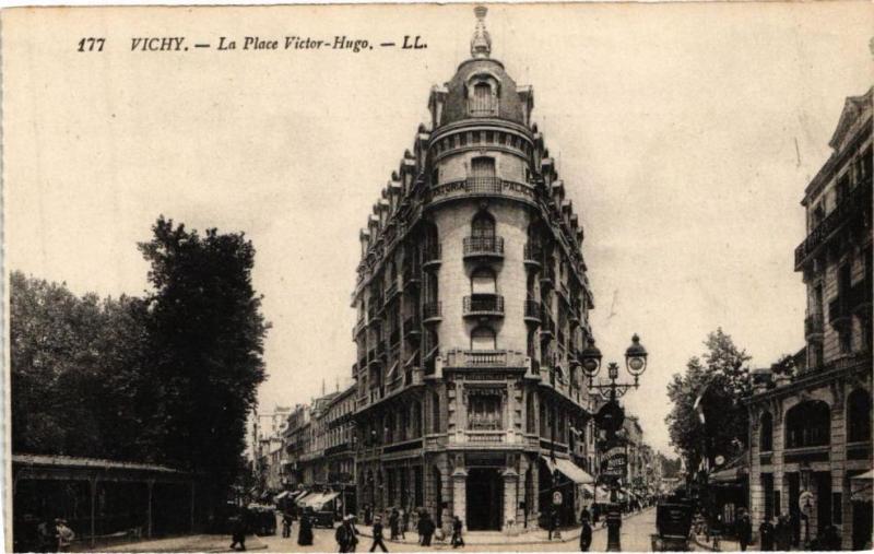 Carte postale ancienne Vichy - La Place Victor-Hugo à Vichy