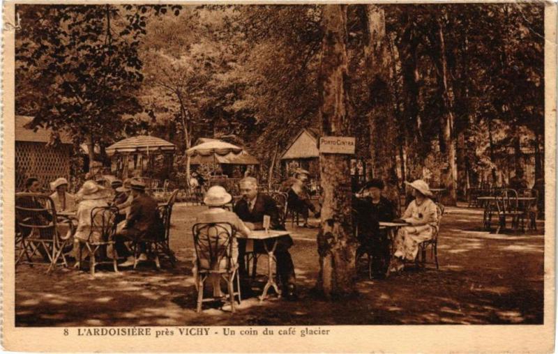 Carte postale ancienne L'Ardoisiére prés Vichy - Un coin du café glacier(225300) à Vichy