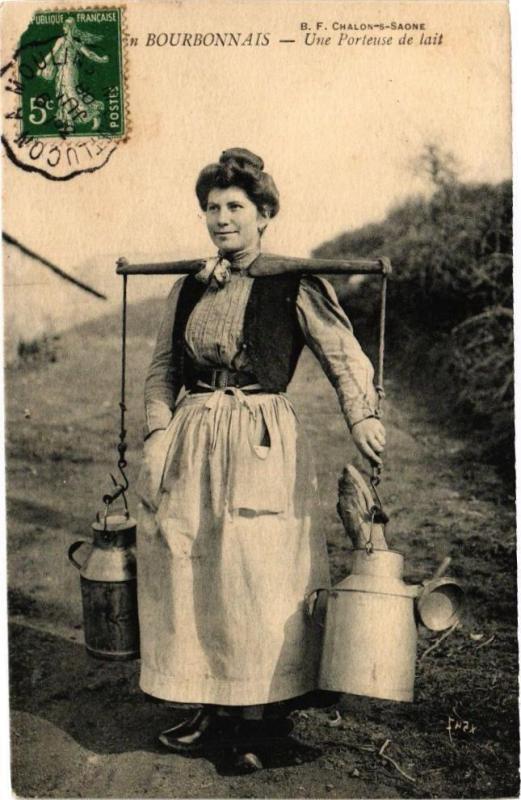 Carte postale ancienne En Bourbonnais - Une Porteuse de lait