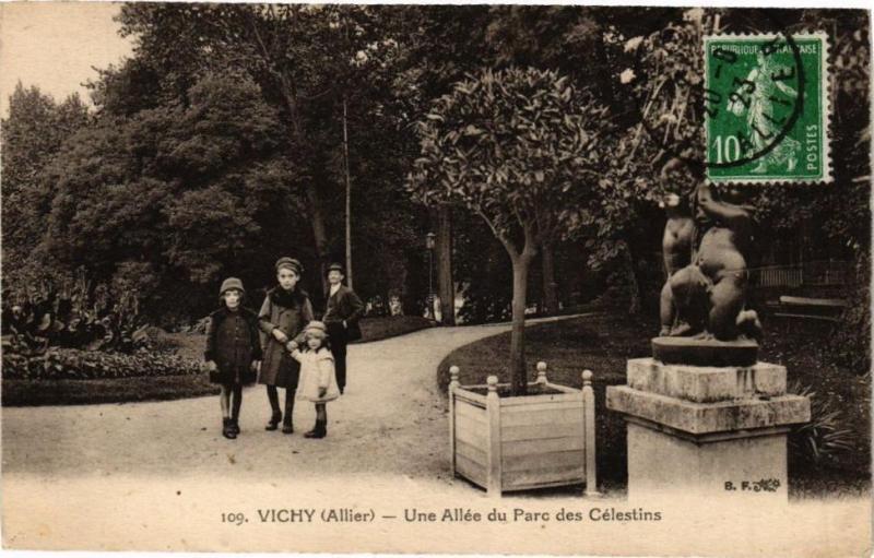 Carte postale ancienne Vichy - Une Allée du Parc des Célestins à Vichy