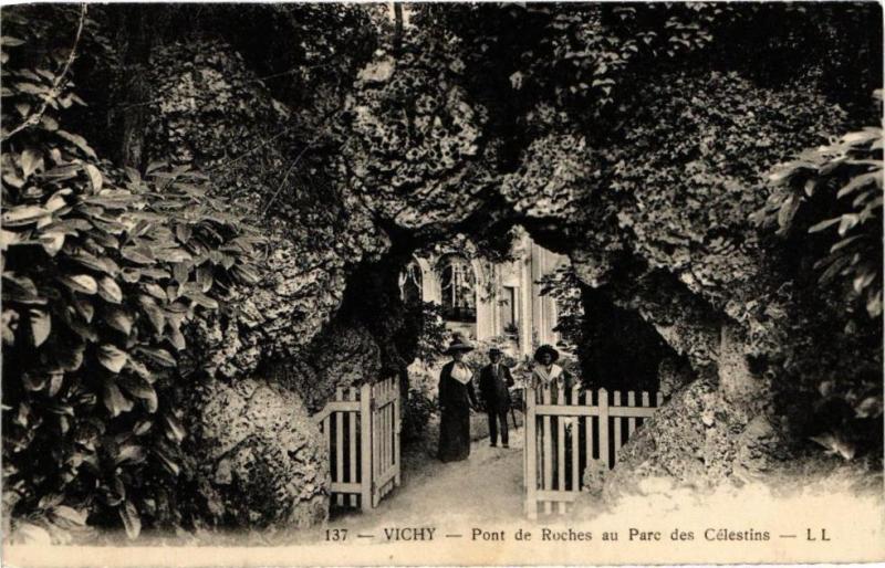 Carte postale ancienne Vichy - Pont de Roches au Parc des Célestins à Vichy