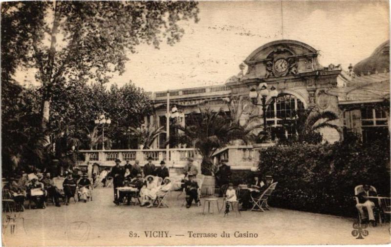 Carte postale ancienne Vichy - Terrasse du Casino à Vichy