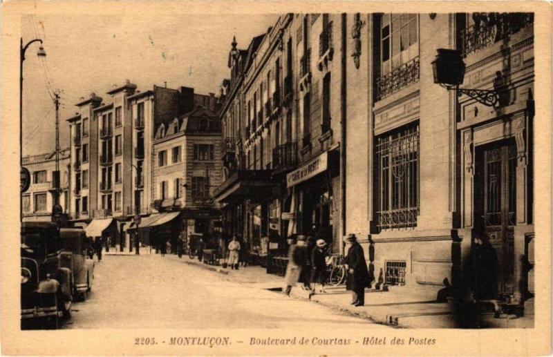 Carte postale ancienne Montlucon - Boulevard de Courtais-Hotel des Postes à Montluçon