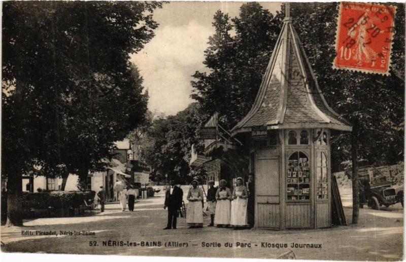 Carte postale ancienne Neris-les-Bains - Sortie du Parc-Kiosque Journaux à Néris-les-Bains