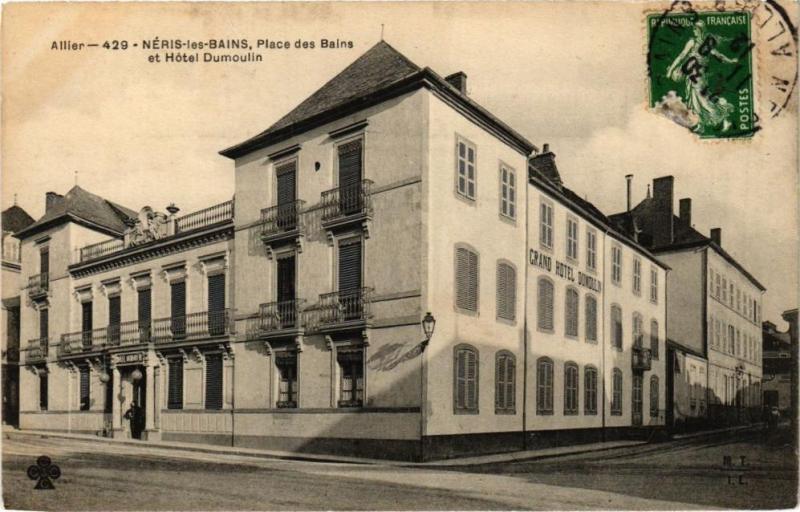 Carte postale ancienne Neris-les-Bains - Place des Bains et Hotel Dumoulin à Néris-les-Bains