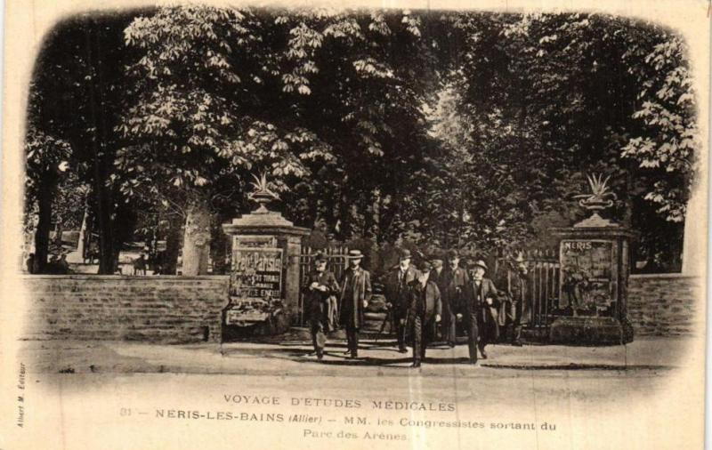 Carte postale ancienne Neris-les-Bains - les Congressistes sortant du Parc des Arénes à Néris-les-Bains
