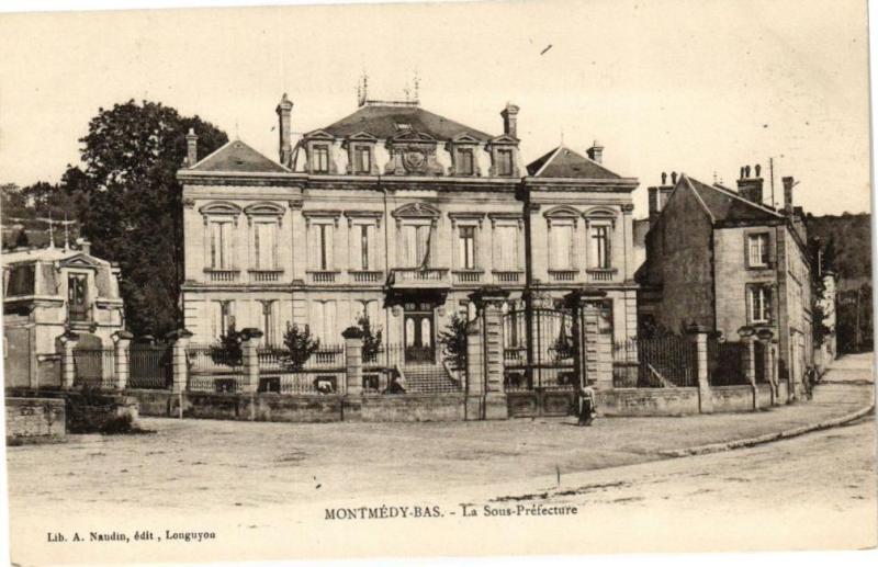 Carte postale ancienne Montmédy Bas-La Sous Préfecture à Montmédy