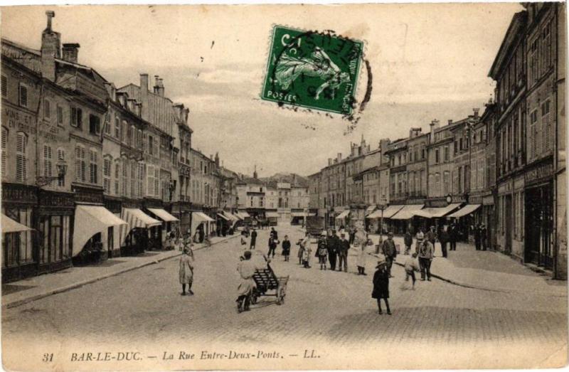 Carte postale ancienne Bar le Duc-La Rue Entre deux Ponts à Bar-le-Duc