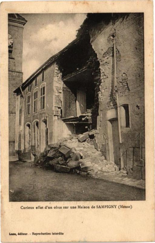 Carte postale ancienne Curieux effet d'un obus sur une Maison de Sampigny à Sampigny
