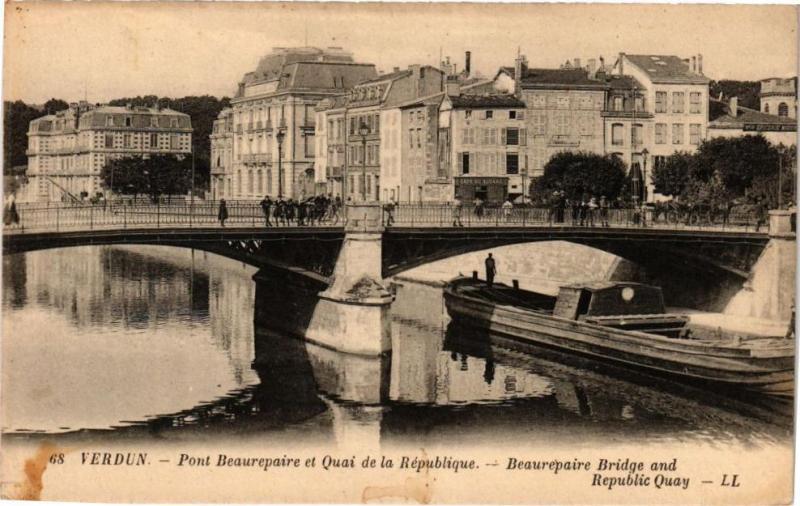 Carte postale ancienne Verdun - Le Pont Beaurepaire et Quai de la République à Verdun