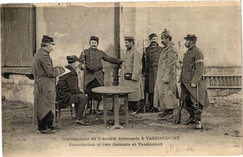 Carte postale ancienne Interrogatoire de 2 soldats Allemands á Vassincourt à Vassincourt