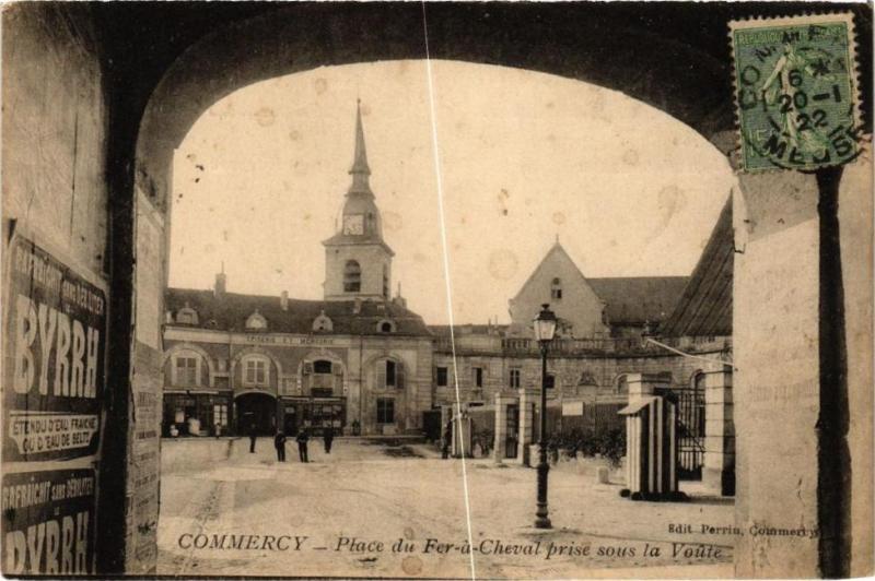 Carte postale ancienne Commercy-Place du Fer a Cheval prise sous la Voute à Commercy