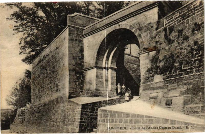 Carte postale ancienne Bar le Duc-Porte de l'ancien Cháteau Ducal à Bar-le-Duc